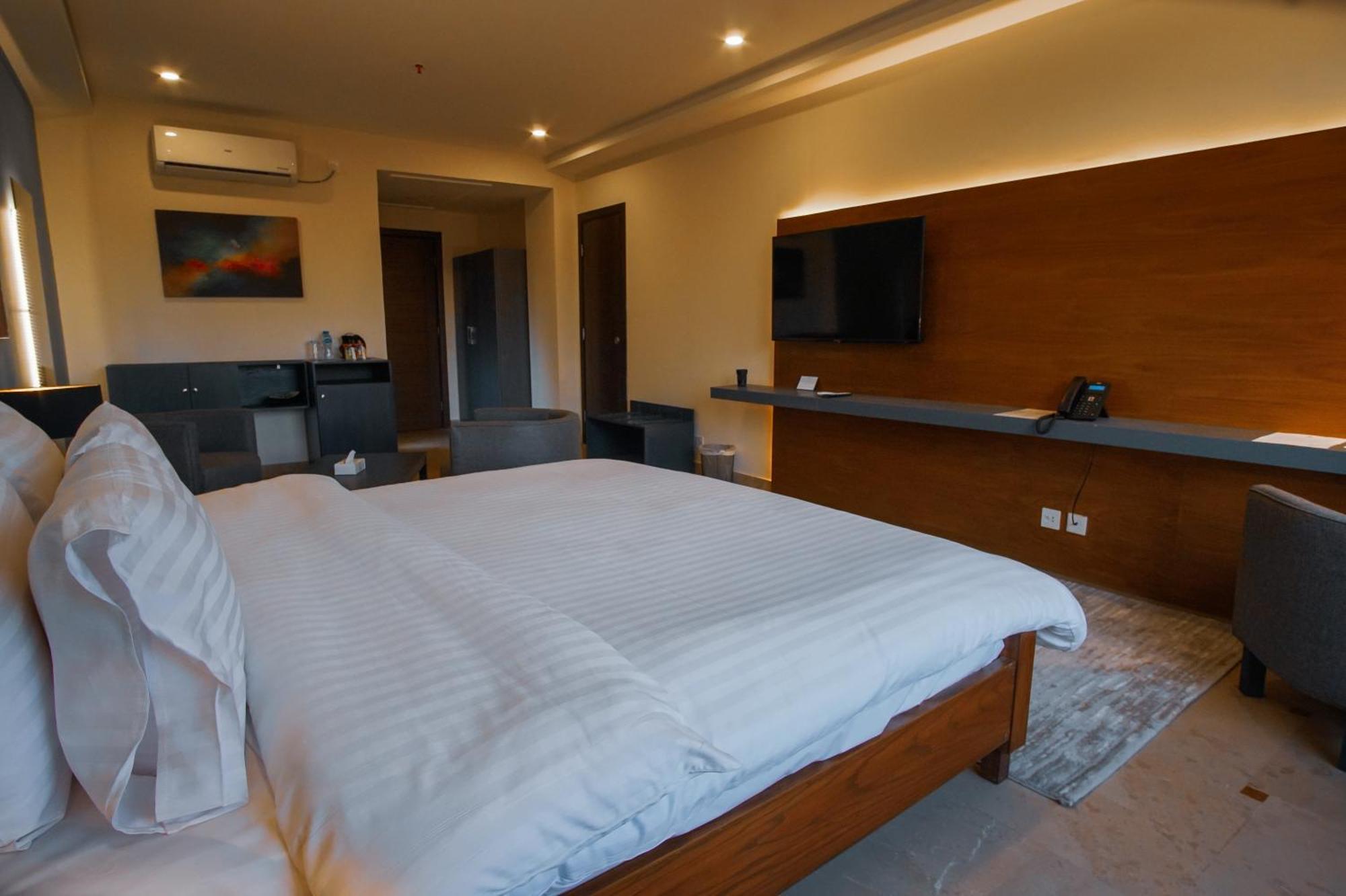 Roomy Signature Hotel, อิสลามาบัด ภายนอก รูปภาพ